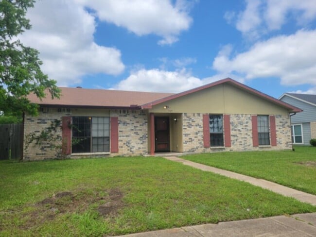 Building Photo - Large home on a corner lot!