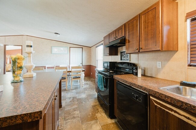 Building Photo - 1715 N Clendenen Ave