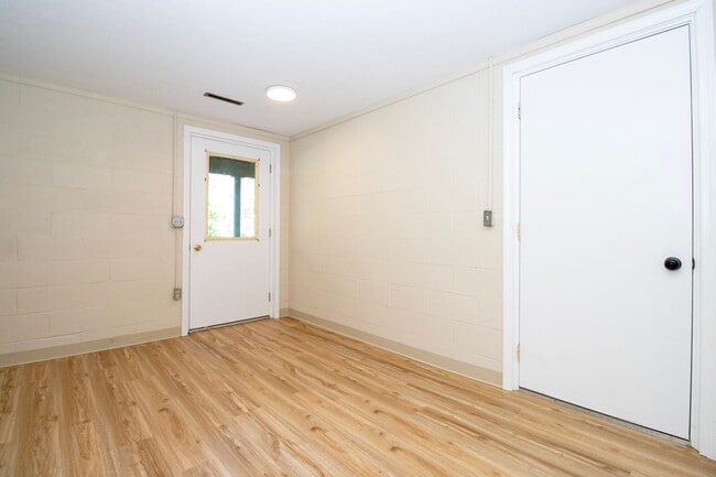 Building Photo - Two Bedroom Apartment