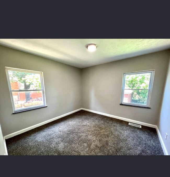 Foto del edificio - 5323 Laconia Ave