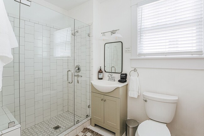Foto del edificio - 126 Maywood Ln
