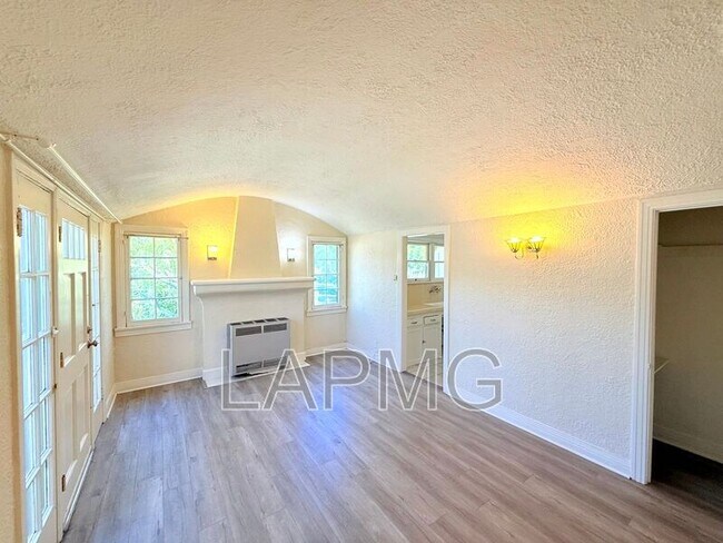 Foto del edificio - 4024-4026 York Blvd.
