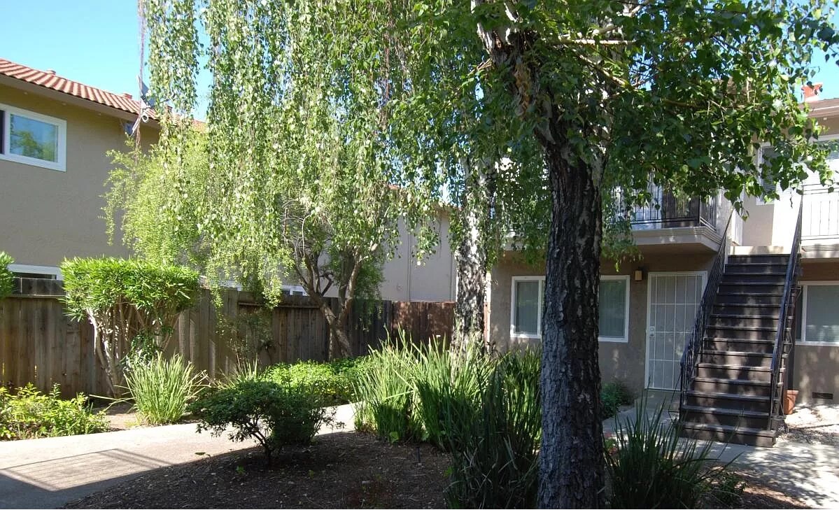 Primary Photo - 1588 Ontario Dr