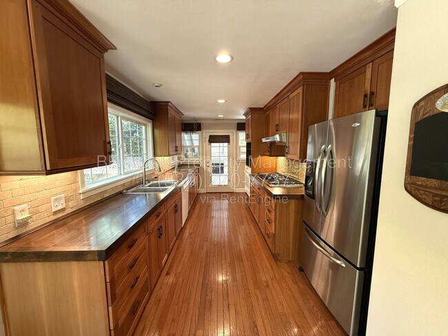 Foto del edificio - 687 E 8th St