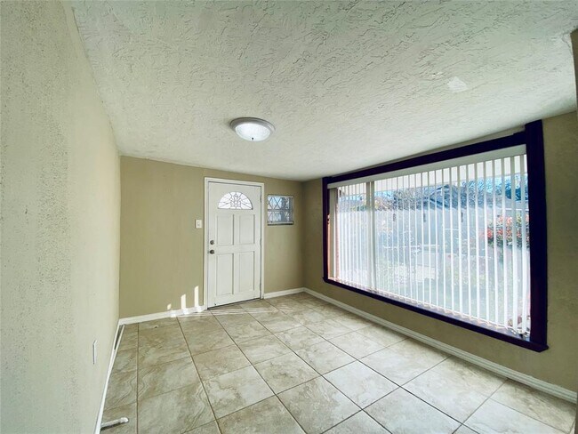 Building Photo - 3921 Woodleigh St