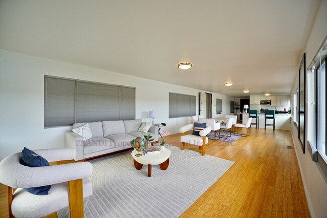 Building Photo - 315 E Strawberry Dr