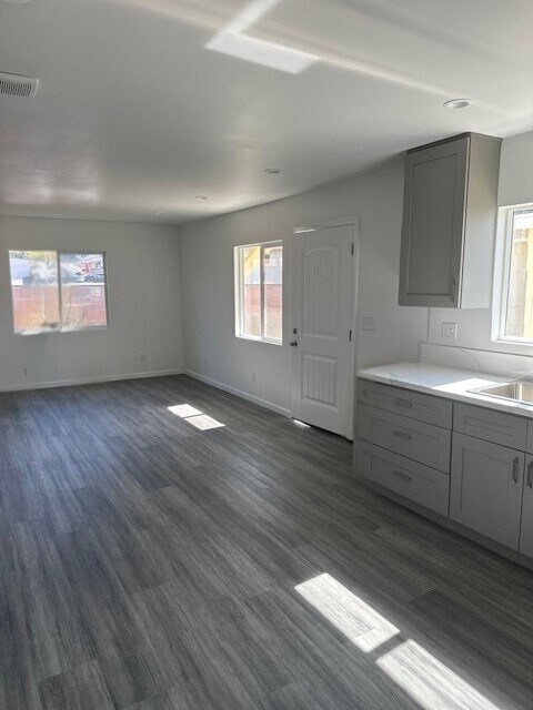 Building Photo - 1037 E 50th St
