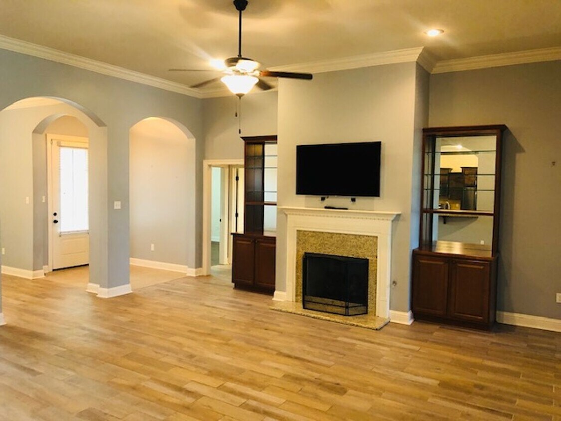 Primary Photo - TURTLE CREEK-GATED-BENTON-BEAUTIFUL HOME-N...
