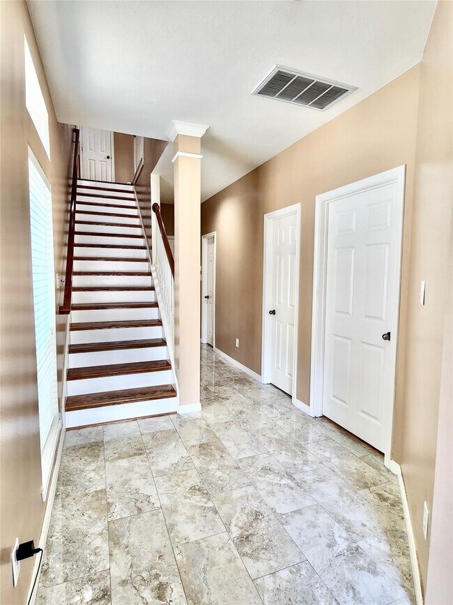 Foto del edificio - 32 Waugh Dr