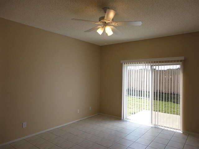 Foto del edificio - 451 Sand Ridge Dr