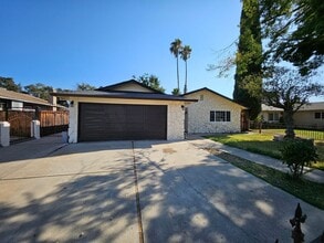 Building Photo - 760 Castle Oaks Dr