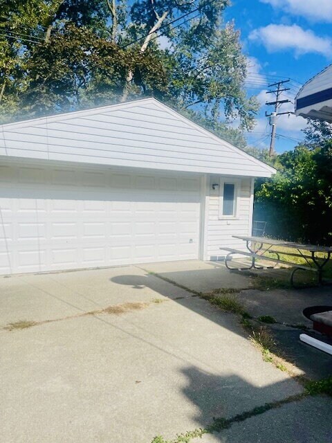 Building Photo - Charming 3-Bed Home with Finished Basement on Hickory Street!