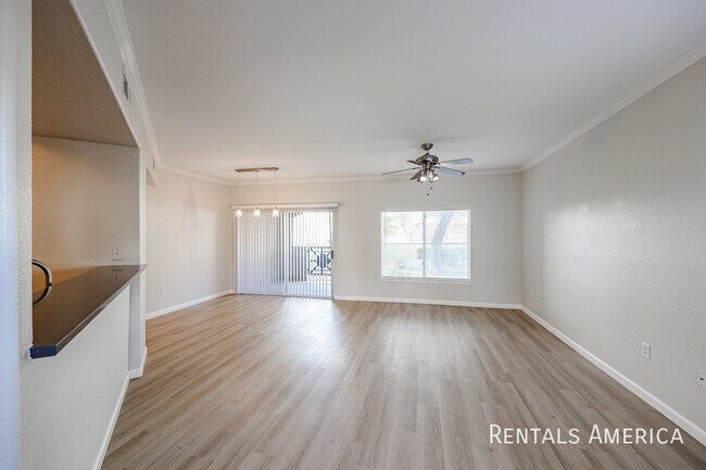 Foto del edificio - Spacious 1 Bedrm End Unit w Garage!