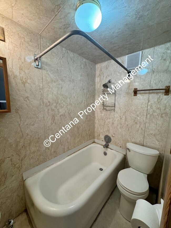 Foto del edificio - 5 bedroom 3 bath house with fenced yard