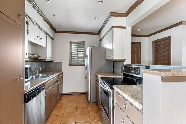 Foto del edificio - 2744 Briarhurst Dr