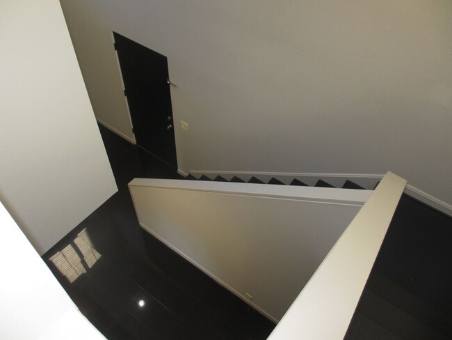 Building Photo - 501 Fenton Pl  Unit # O