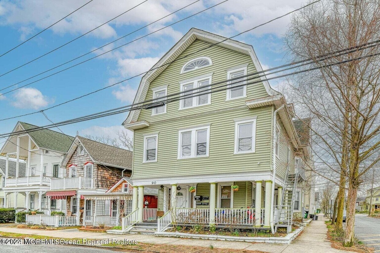 Primary Photo - 90 Mt Hermon Way
