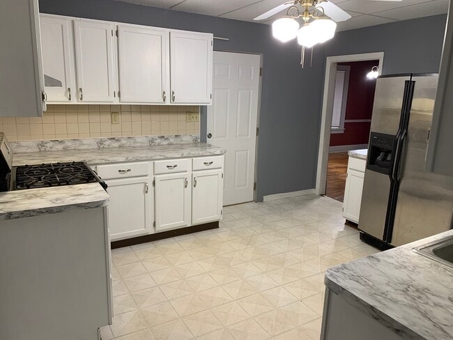 Foto del edificio - 745 E Benton St