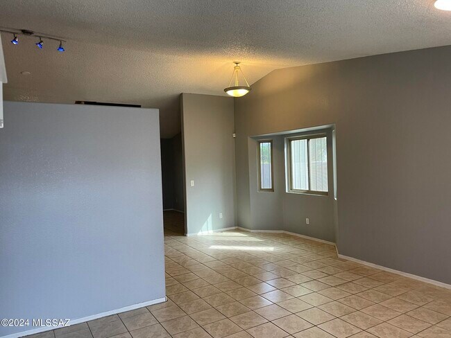 Foto del edificio - 1744 W Ransom Oaks Dr