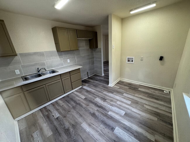 Foto del edificio - 5444 Winbourne Ave