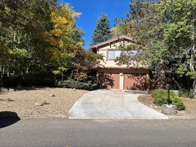 Foto del edificio - Large furnished 4 bedroom home with 2 car ...