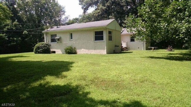 Foto del edificio - 80 Sterling Hill Rd