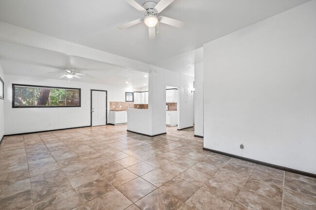 Foto del edificio - Vintage 3 Bedroom Home w/ Large Backyard