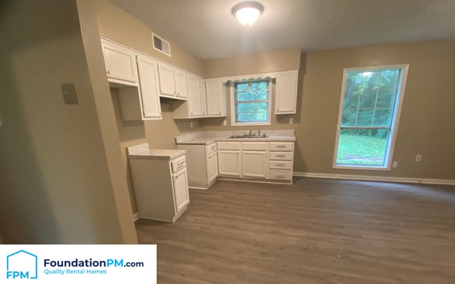 Building Photo - 901 Chesterton Dr
