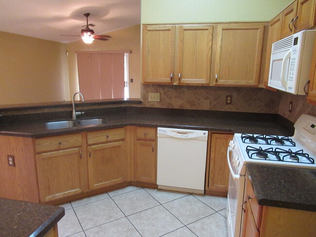 Foto del edificio - Attractive 4 Bedroom 2 Bath Home in the Tu...