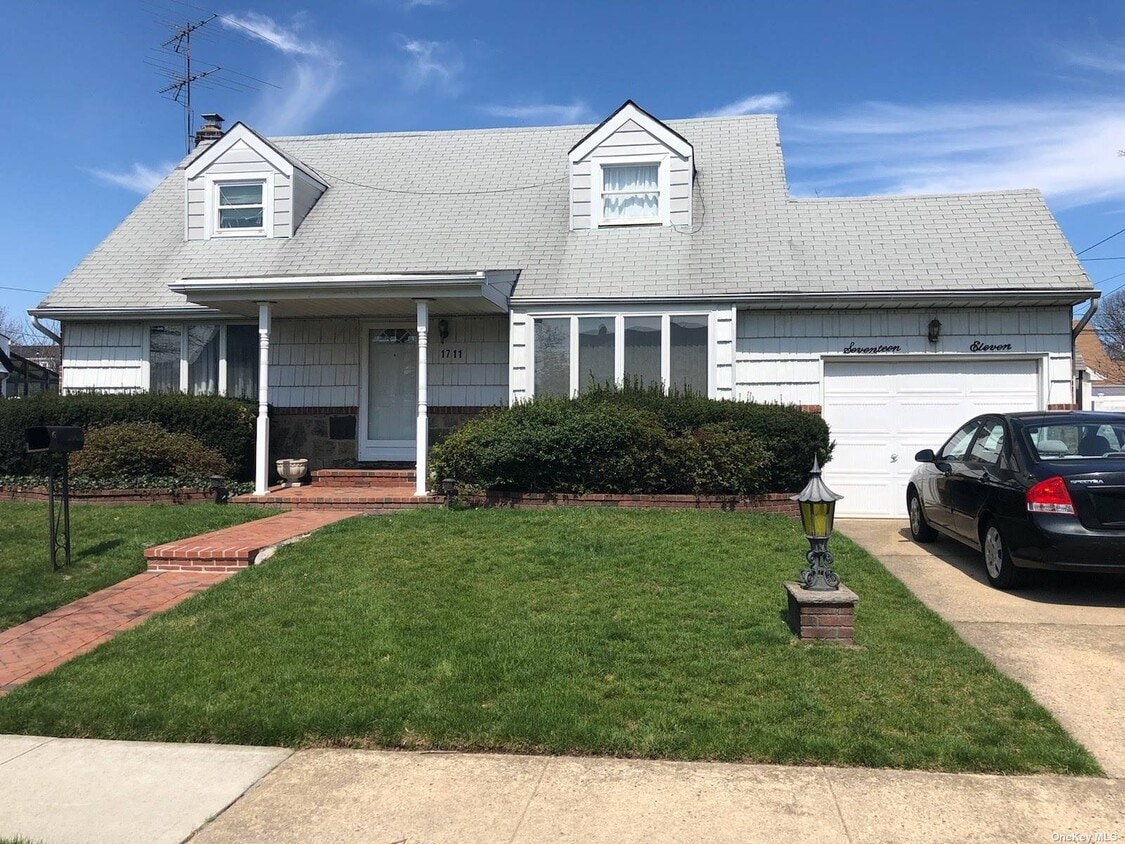 1711 Royal Rd, East Meadow, NY 11554 House Rental in East Meadow, NY