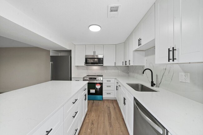 Foto del edificio - Remodeled 2BD, 1BA Apartment in Berkley with Off-Street Parking Spot