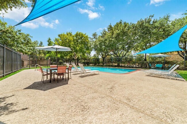 Foto del edificio - 13967 Hollowgreen Dr