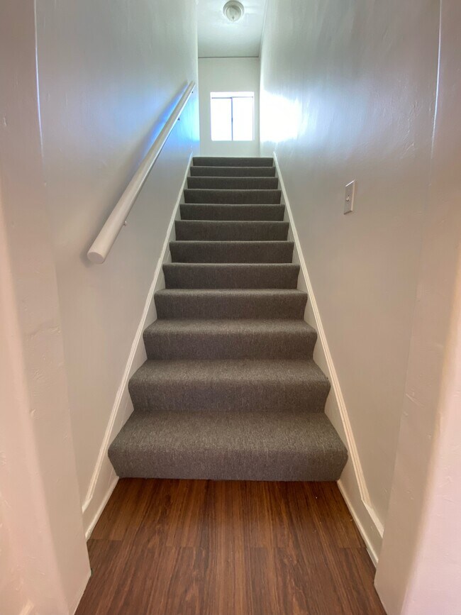 stairway to 2nd floor - 2806 Buckingham Rd