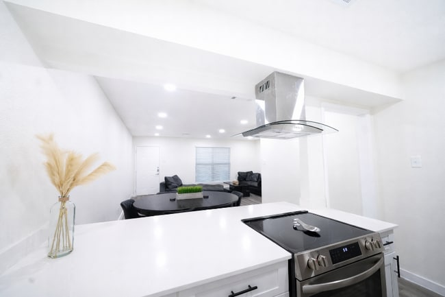 Building Photo - 5221 Bonita Ave