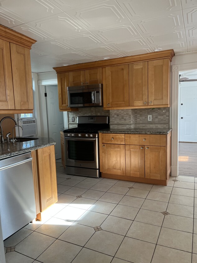 Kitchen - View 1 - 49 Prince St