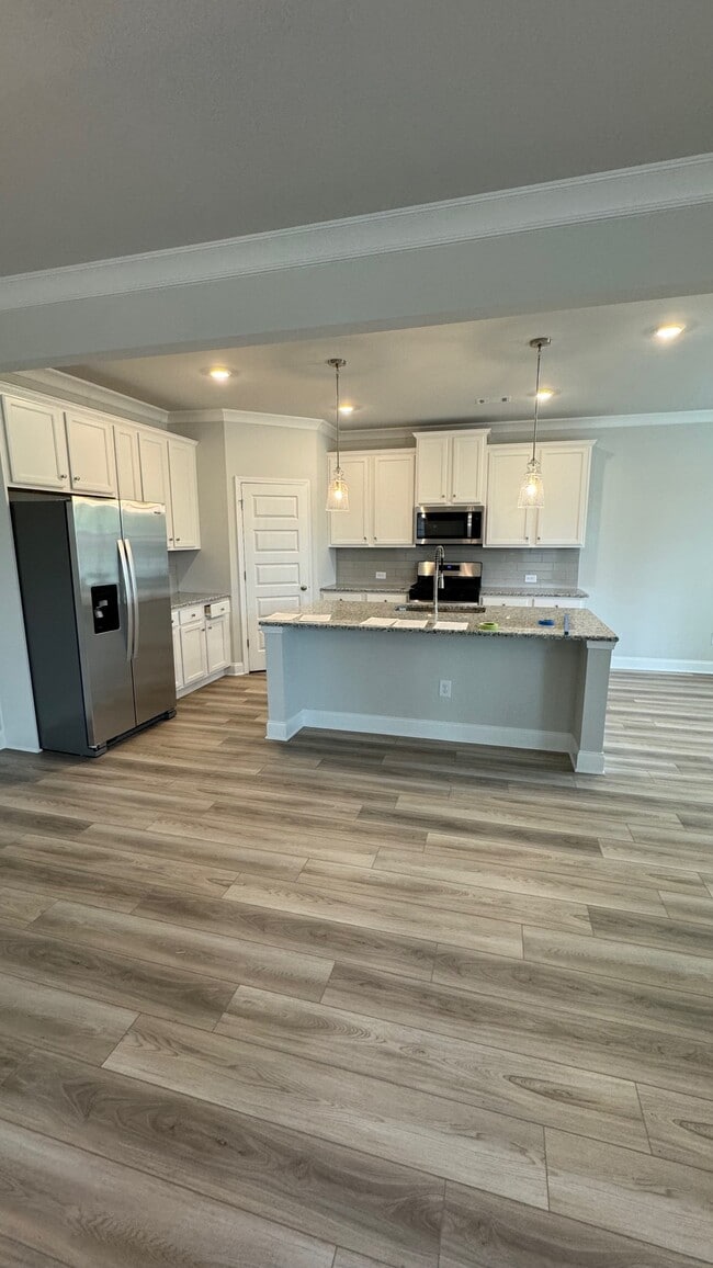 Building Photo - 3350 Westgate Park Dr