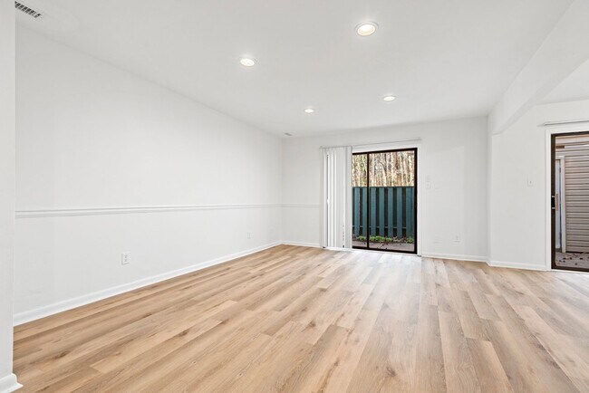 Foto del edificio - Raleigh Townhome: Available Now
