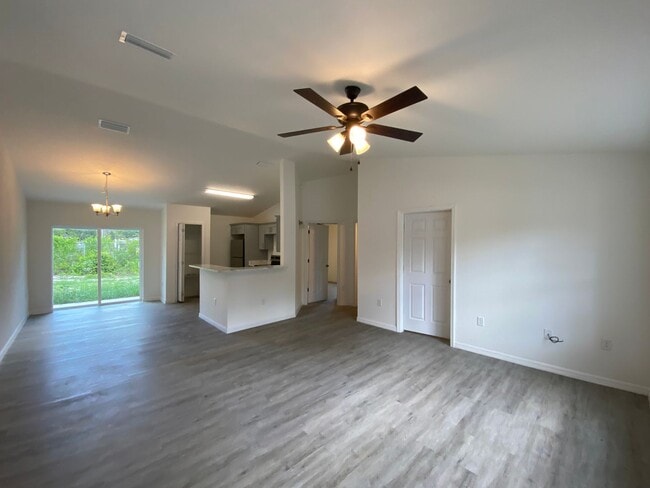 Foto del edificio - Custom Home - Desirable SW Ocala neighborh...