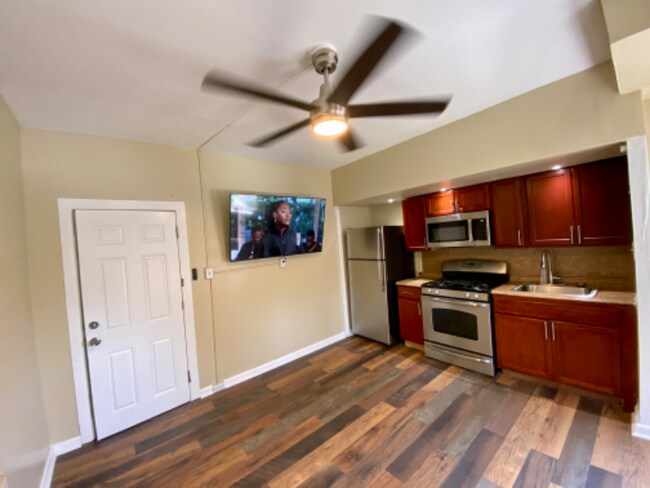 Foto del edificio - 1514 W Champlost Ave