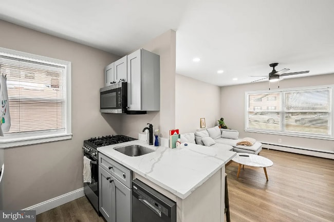 Building Photo - 21 W 7th St