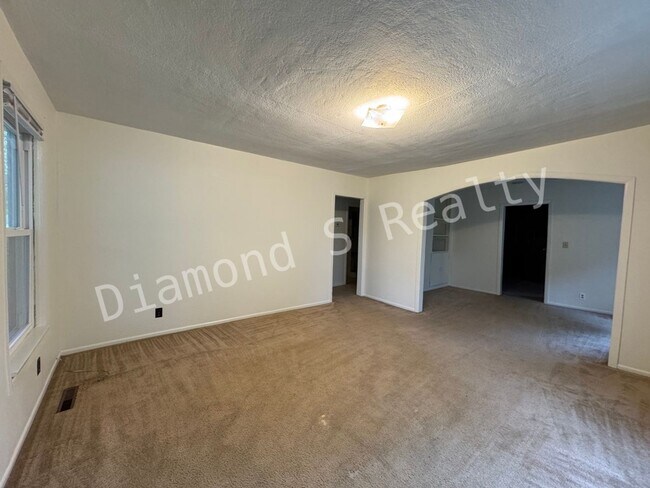 Foto del edificio - Charming 3 Bedroom Home Available Now - Cl...