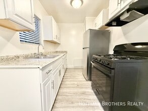 Building Photo - 1220 S Manhattan Pl