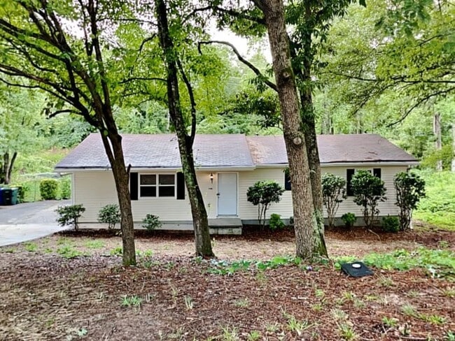 Building Photo - 942 Woodbridge Dr NE