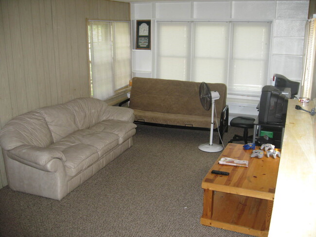 Building Photo - Available August 1st