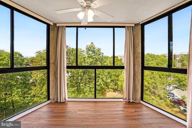 Foto del edificio - 15101 Interlachen Dr