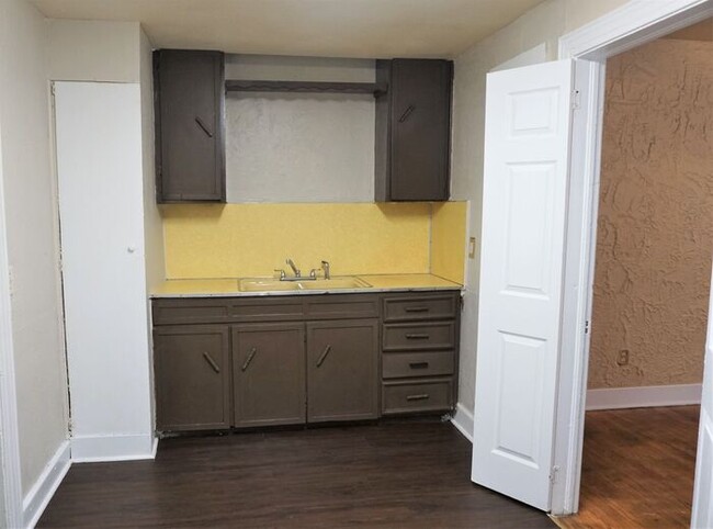 Foto del edificio - 1 Bed 1 Bath in the Gast Height in NE OKC