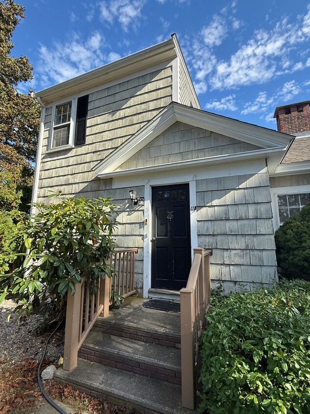 Foto principal - A second floor 1 bed/bath unit, in a multi...