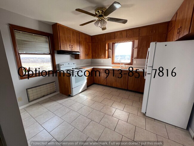 Building Photo - Spacious and move in ready!
