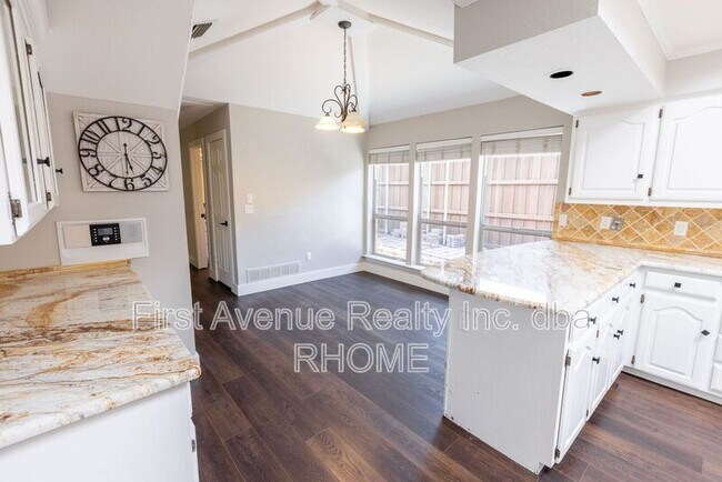 Foto del edificio - 16121 Shadybank Dr