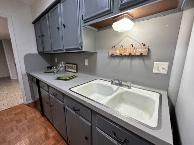 Foto del edificio - 7418 Meadow Cliff St